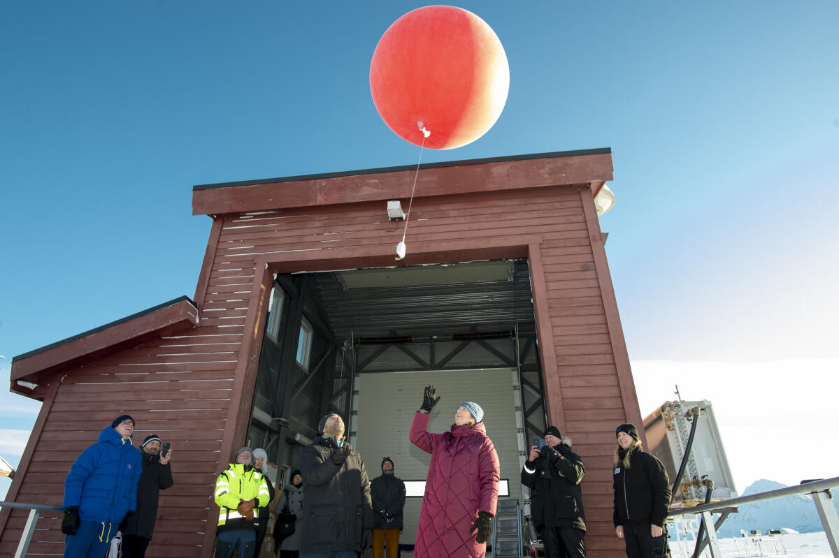 Bundestagspräsidentin Bärbel Bas (3vr), SPD, MdB, besucht Norwegen und Finnland. Hier bei der Vorbereitung des Starts eines Wetterballons von der französisch-deutschen Forschungsstation AWIPEV mit dem Präsidenten des Stortings des Königreichs Norwegen, Masud Gharahkhani (4vr), und dem Gouverneur von Svalbard, Lars Fause (2vr). Bas, Bärbel; Gharahkhani, Masud Bundestagspräsidentin Bärbel Bas (3vr), SPD, MdB, besucht Norwegen und Finnland. Hier bei der Vorbereitung des Starts eines Wetterballons von der französisch-deutschen Forschungsstation AWIPEV mit dem Präsidenten des Stortings des Königreichs Norwegen, Masud Gharahkhani (4vr), und dem Gouverneur von Svalbard, Lars Fause (2vr).