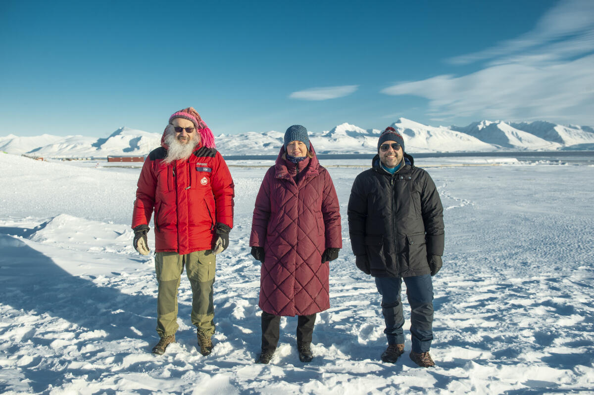Bundestagspräsidentin Bärbel Bas (m), SPD, MdB, besucht Norwegen und Finnland. Hier beim Briefing durch Kim Holmén (l), Direktor beim norwegischen Polarinstitut, mit dem Präsidenten des Stortings des Königreichs Norwegen, Masud Gharahkhani (r). Bas, Bärbel; Gharahkhani, Masud Bundestagspräsidentin Bärbel Bas (m), SPD, MdB, besucht Norwegen und Finnland. Hier beim Briefing durch Kim Holmén (l), Direktor beim norwegischen Polarinstitut, mit dem Präsidenten des Stortings des Königreichs Norwegen, Masud Gharahkhani (r).