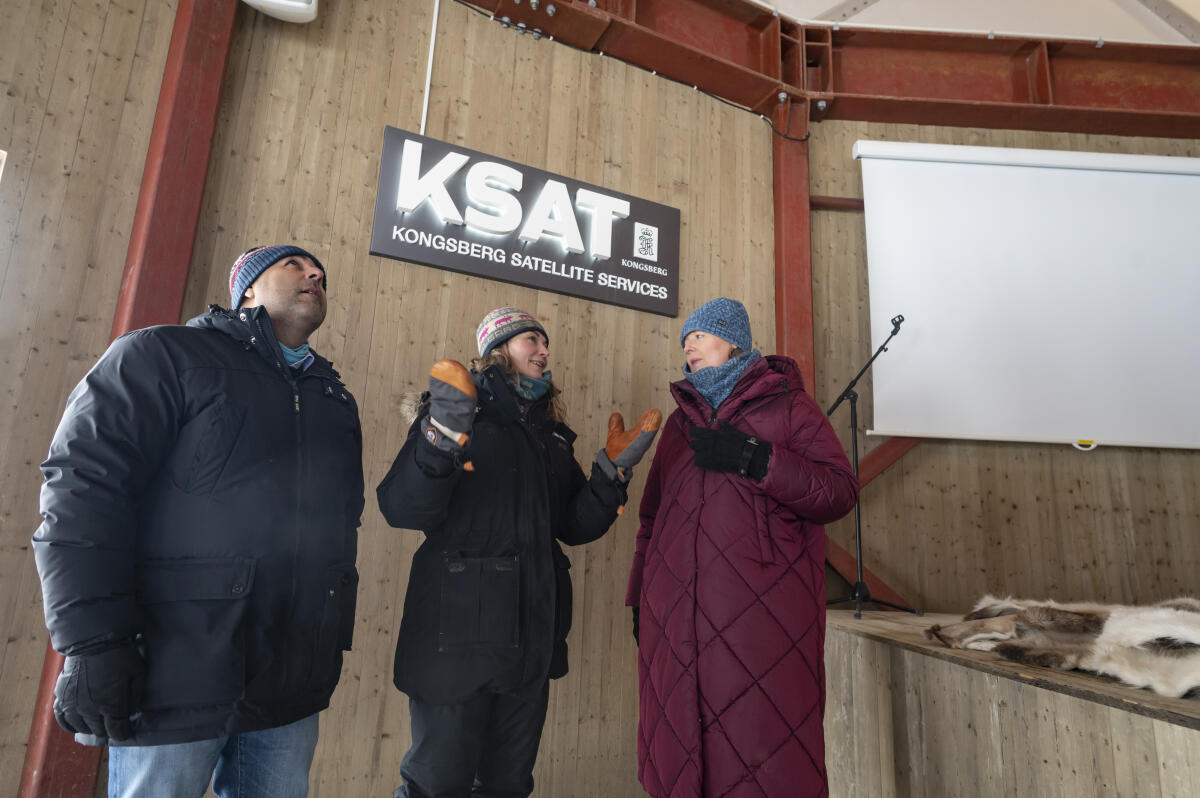 Bundestagspräsidentin Bärbel Bas (r), SPD, MdB, besucht Norwegen und Finnland. Hier Besichtigung der Satellitenstation Svalbard Satellite Station (Svalsat) mit dem Präsidenten des Stortings des Königreichs Norwegen, Masud Gharahkhani (l). Bas, Bärbel Bundestagspräsidentin Bärbel Bas (r), SPD, MdB, besucht Norwegen und Finnland. Hier Besichtigung der Satellitenstation Svalbard Satellite Station (Svalsat) mit dem Präsidenten des Stortings des Königreichs Norwegen, Masud Gharahkhani (l).