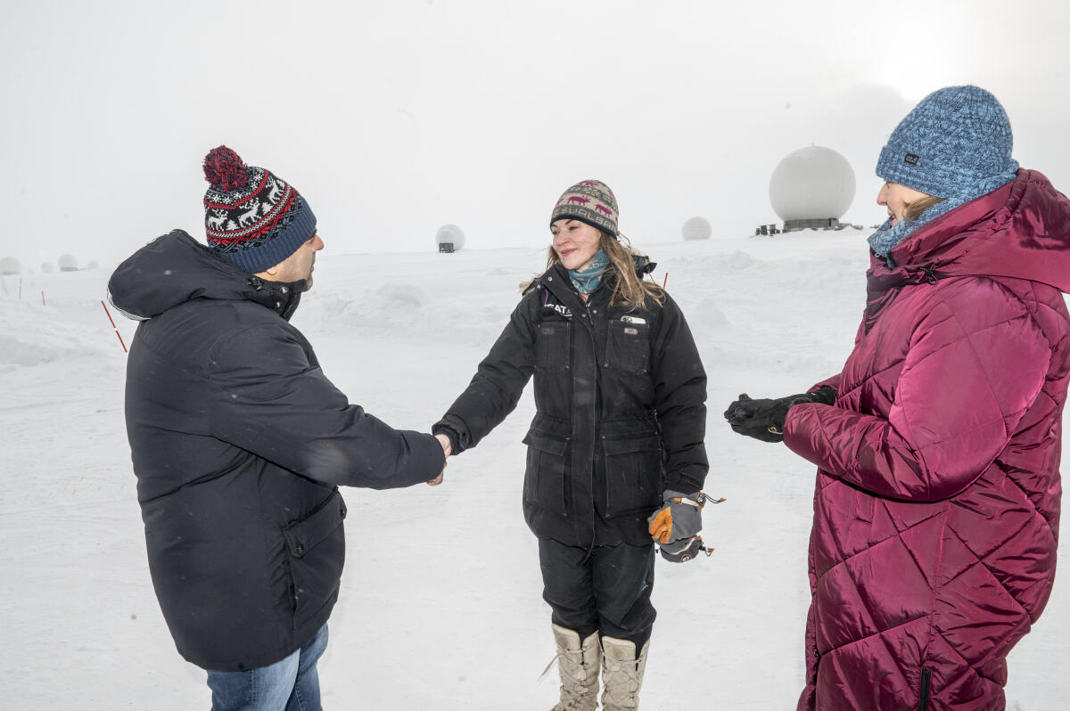 Bundestagspräsidentin Bärbel Bas (r), SPD, MdB, besucht Norwegen und Finnland. Hier Besichtigung der Satellitenstation Svalbard Satellite Station (Svalsat) mit dem Präsidenten des Stortings des Königreichs Norwegen, Masud Gharahkhani (l). Bas, Bärbel Bundestagspräsidentin Bärbel Bas (r), SPD, MdB, besucht Norwegen und Finnland. Hier Besichtigung der Satellitenstation Svalbard Satellite Station (Svalsat) mit dem Präsidenten des Stortings des Königreichs Norwegen, Masud Gharahkhani (l).