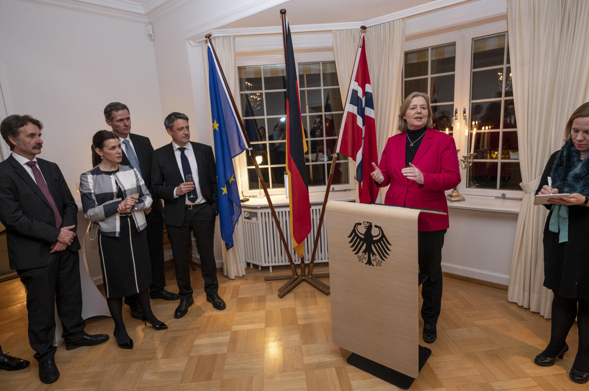 Bundestagspräsidentin Bärbel Bas (2vr), SPD, MdB, besucht Norwegen und Finnland. Hier bei einer Rede beim Empfang in der Residenz der Botschafters der Bundesrepublik Deutschland in Norwegen, Dr. Detlef Wächter. Bas, Bärbel; Gharahkhani, Masud Bundestagspräsidentin Bärbel Bas (2vr), SPD, MdB, besucht Norwegen und Finnland. Hier bei einer Rede beim Empfang in der Residenz der Botschafters der Bundesrepublik Deutschland in Norwegen, Dr. Detlef Wächter.