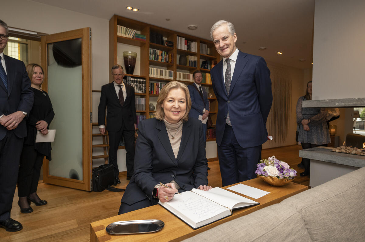 Bundestagspräsidentin Bärbel Bas (m), SPD, MdB, besucht Norwegen und Finnland. Hier beim Eintrag ins Gästebuch mit dem Ministerpräsidenten des Königreiches Norwegen, Jonas Gahr Støre (r). Bas, Bärbel; Støre, Jonas Gahr Bundestagspräsidentin Bärbel Bas (m), SPD, MdB, besucht Norwegen und Finnland. Hier beim Eintrag ins Gästebuch mit dem Ministerpräsidenten des Königreiches Norwegen, Jonas Gahr Støre (r).