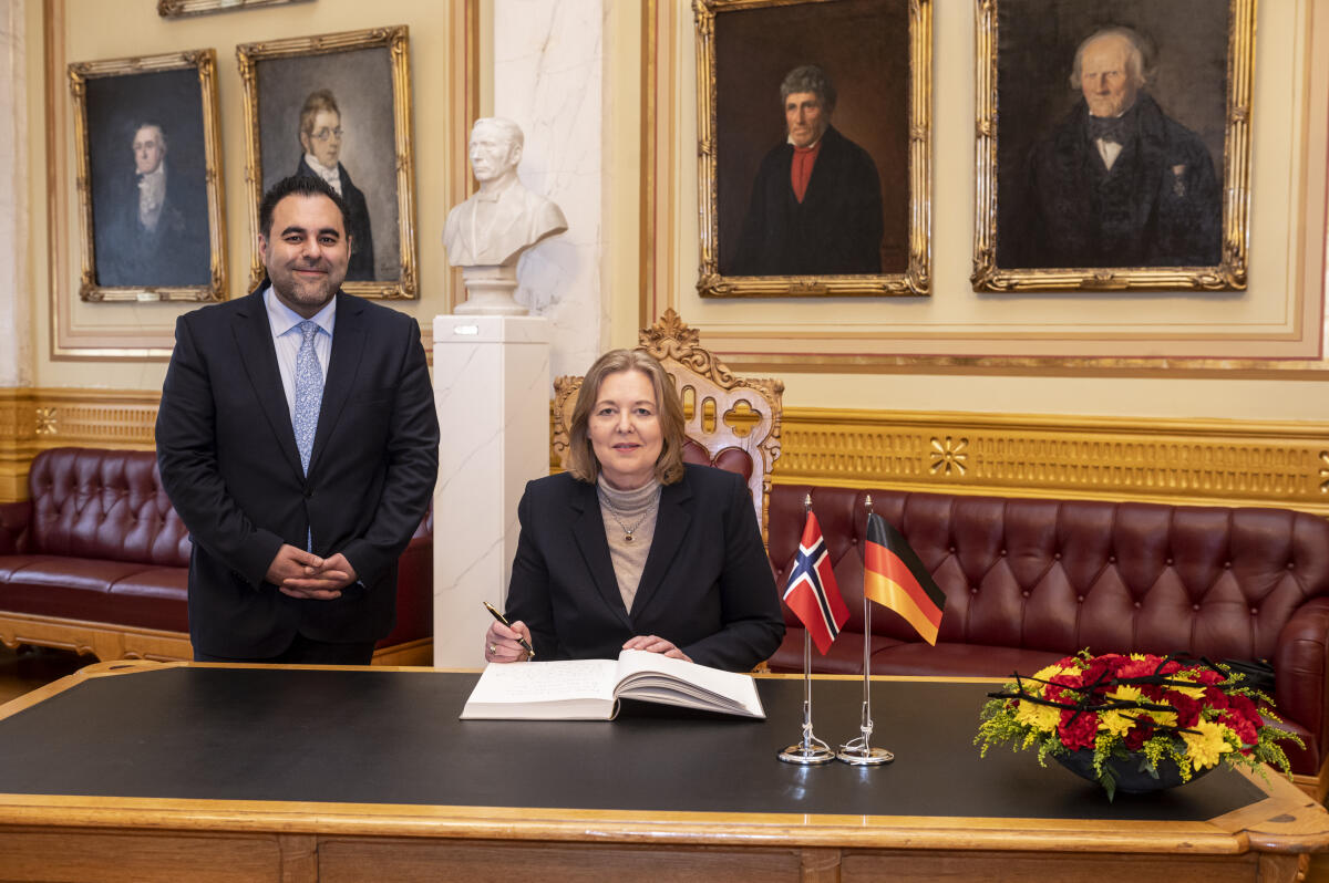 Bundestagspräsidentin Bärbel Bas (r), SPD, MdB, besucht Norwegen und Finnland. Hier beim Eintrag ins Gästebuch des Shortings mit dem Präsidenten des Stortings des Königreichs Norwegen, Masud Gharahkhani (l). Bas, Bärbel; Gharahkhani, Masud Bundestagspräsidentin Bärbel Bas (r), SPD, MdB, besucht Norwegen und Finnland. Hier beim Eintrag ins Gästebuch des Shortings mit dem Präsidenten des Stortings des Königreichs Norwegen, Masud Gharahkhani (l).