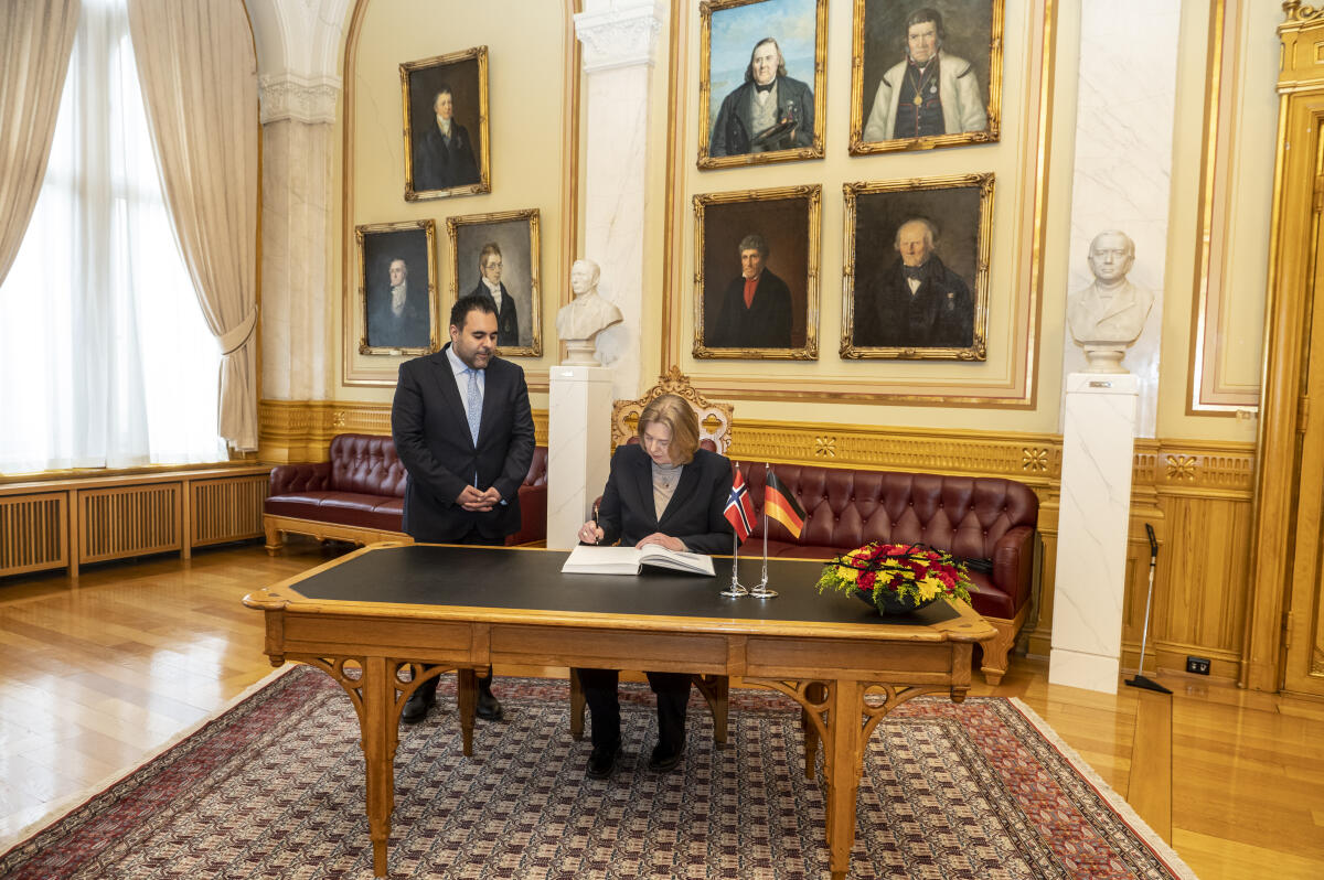 Bundestagspräsidentin Bärbel Bas (r), SPD, MdB, besucht Norwegen und Finnland. Hier beim Eintrag ins Gästebuch des Shortings mit dem Präsidenten des Stortings des Königreichs Norwegen, Masud Gharahkhani (l). Bas, Bärbel; Gharahkhani, Masud Bundestagspräsidentin Bärbel Bas (r), SPD, MdB, besucht Norwegen und Finnland. Hier beim Eintrag ins Gästebuch des Shortings mit dem Präsidenten des Stortings des Königreichs Norwegen, Masud Gharahkhani (l).