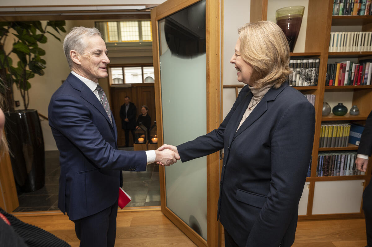 Bundestagspräsidentin Bärbel Bas (r), SPD, MdB, besucht Norwegen und Finnland. Hier mit dem Ministerpräsidenten des Königreiches Norwegen, Jonas Gahr Støre (l). Bas, Bärbel; Støre, Jonas Gahr Bundestagspräsidentin Bärbel Bas (r), SPD, MdB, besucht Norwegen und Finnland. Hier mit dem Ministerpräsidenten des Königreiches Norwegen, Jonas Gahr Støre (l).