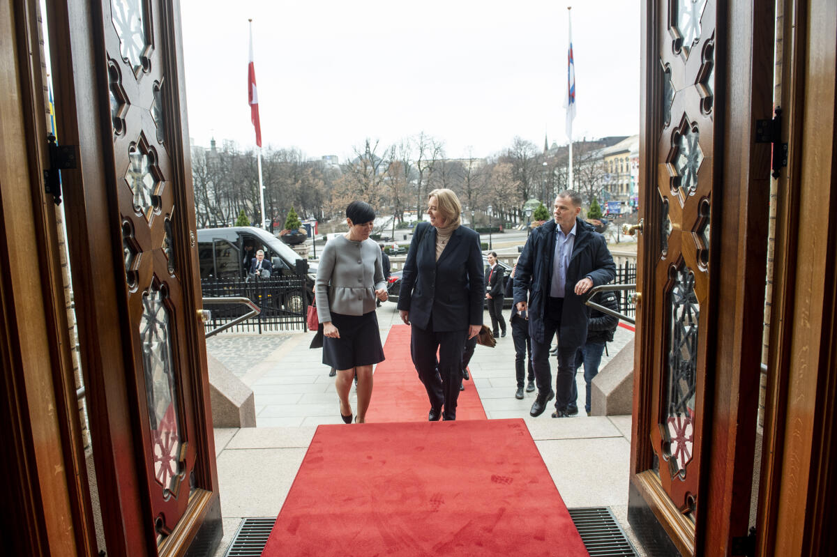Bundestagspräsidentin Bärbel Bas (2vr), SPD, MdB, besucht Norwegen und Finnland. Hier vor dem Shorting bei der Begrüßung durch die Vorsitzende des Ausschusses für Auswärtige Angelegenheiten, Ine Eriksen Søreide (l). Bas, Bärbel Bundestagspräsidentin Bärbel Bas (2vr), SPD, MdB, besucht Norwegen und Finnland. Hier vor dem Shorting bei der Begrüßung durch die Vorsitzende des Ausschusses für Auswärtige Angelegenheiten, Ine Eriksen Søreide (l).