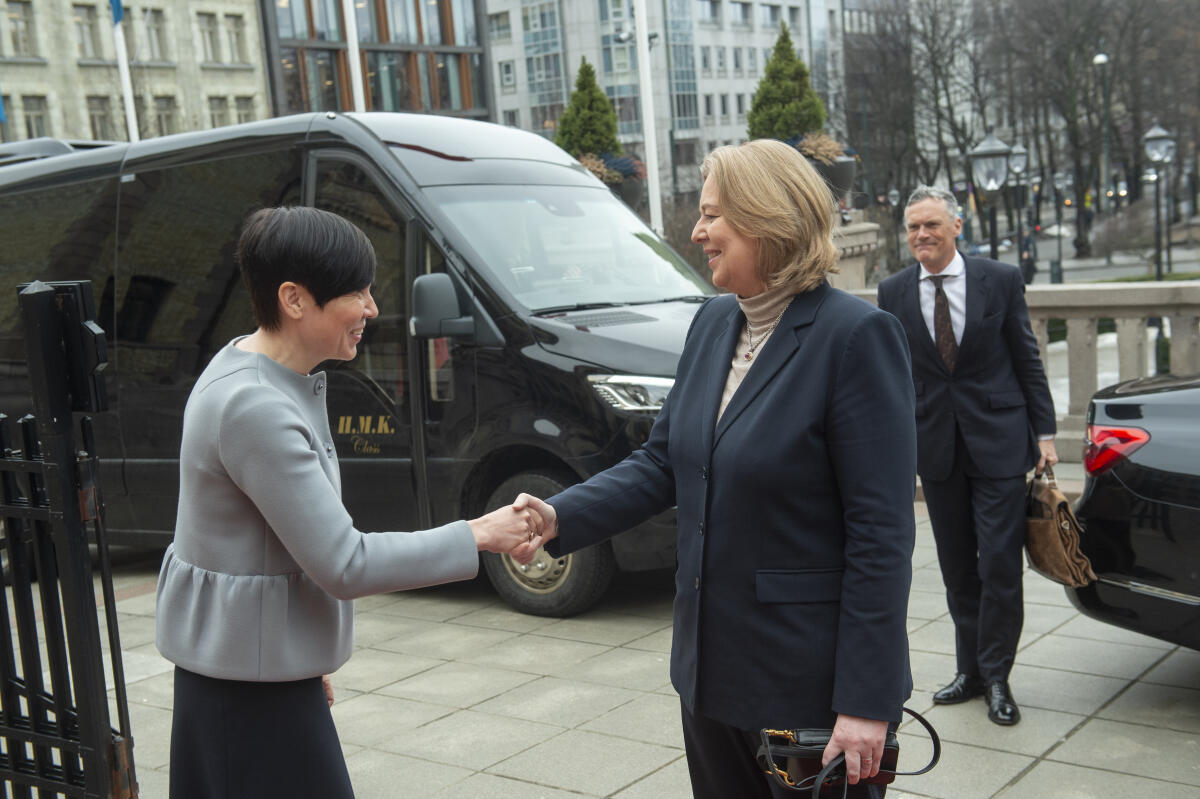 Bundestagspräsidentin Bärbel Bas (2vr), SPD, MdB, besucht Norwegen und Finnland. Hier vor dem Shorting bei der Begrüßung durch die Vorsitzende des Ausschusses für Auswärtige Angelegenheiten, Ine Eriksen Søreide (l). Bas, Bärbel Bundestagspräsidentin Bärbel Bas (2vr), SPD, MdB, besucht Norwegen und Finnland. Hier vor dem Shorting bei der Begrüßung durch die Vorsitzende des Ausschusses für Auswärtige Angelegenheiten, Ine Eriksen Søreide (l).