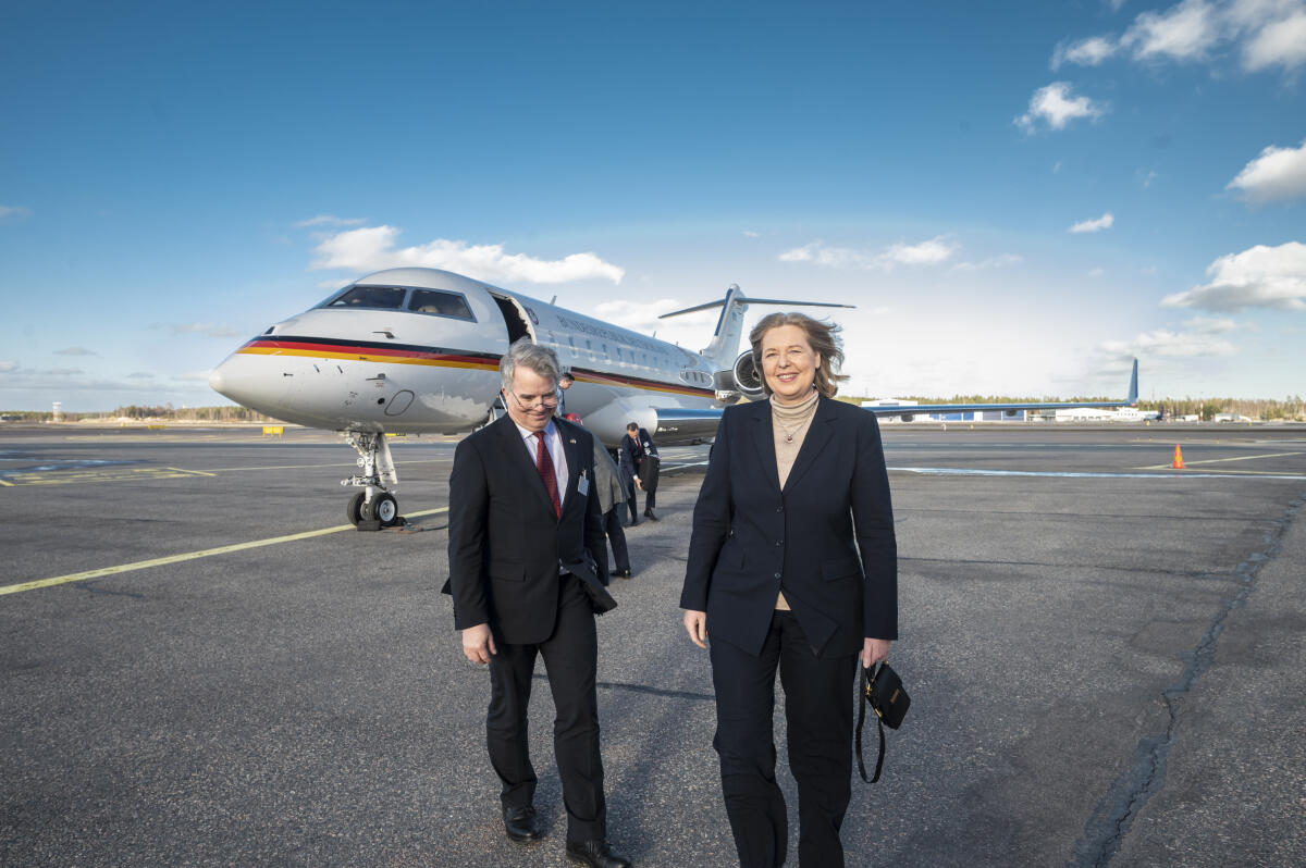 Bundestagspräsidentin Bärbel Bas (r), SPD, MdB, besucht Norwegen und Finnland. Hier bei der Ankunft am Flughafen in Helsinki mit dem Botschafter Konrad Arz von Straussenburg (l). Bas, Bärbel Bundestagspräsidentin Bärbel Bas (r), SPD, MdB, besucht Norwegen und Finnland. Hier bei der Ankunft am Flughafen in Helsinki mit dem Botschafter Konrad Arz von Straussenburg (l).