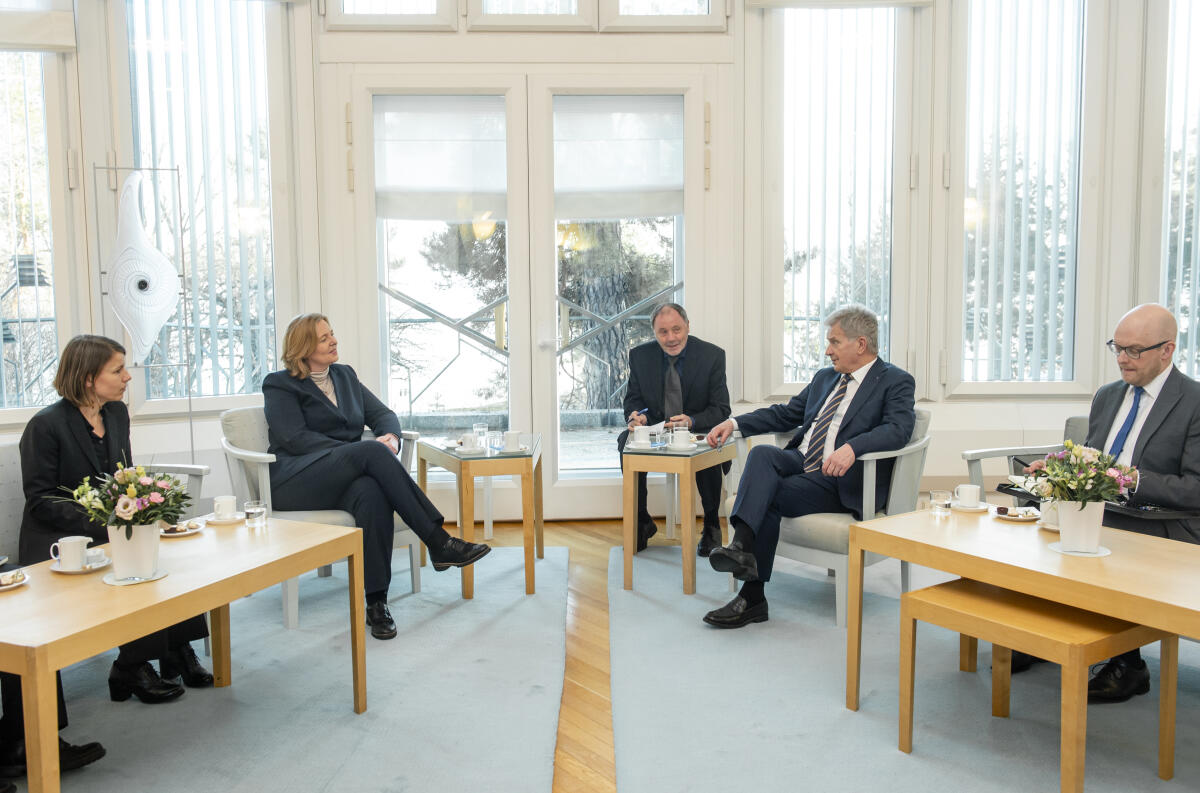 Bas, Bärbel; Niinistö, Sauli Bundestagspräsidentin Bärbel Bas (2vl), SPD, MdB, besucht Norwegen und Finnland. Hier im Gespräch mit dem Staatspräsidenten der Republik Finnland, Sauli Niinistö (2vr).