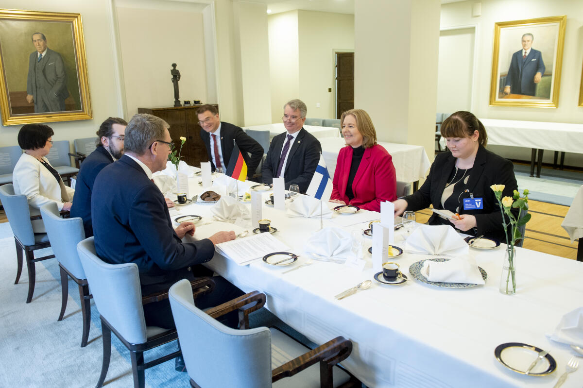 Bundestagspräsidentin Bärbel Bas (2vr), SPD, MdB, besucht Norwegen und Finnland. Hier im Gespräch mit dem Präsidenten der Eduskunta, Matti Vanhanen (3vl). Bas, Bärbel Bundestagspräsidentin Bärbel Bas (2vr), SPD, MdB, besucht Norwegen und Finnland. Hier im Gespräch mit dem Präsidenten der Eduskunta, Matti Vanhanen (3vl).