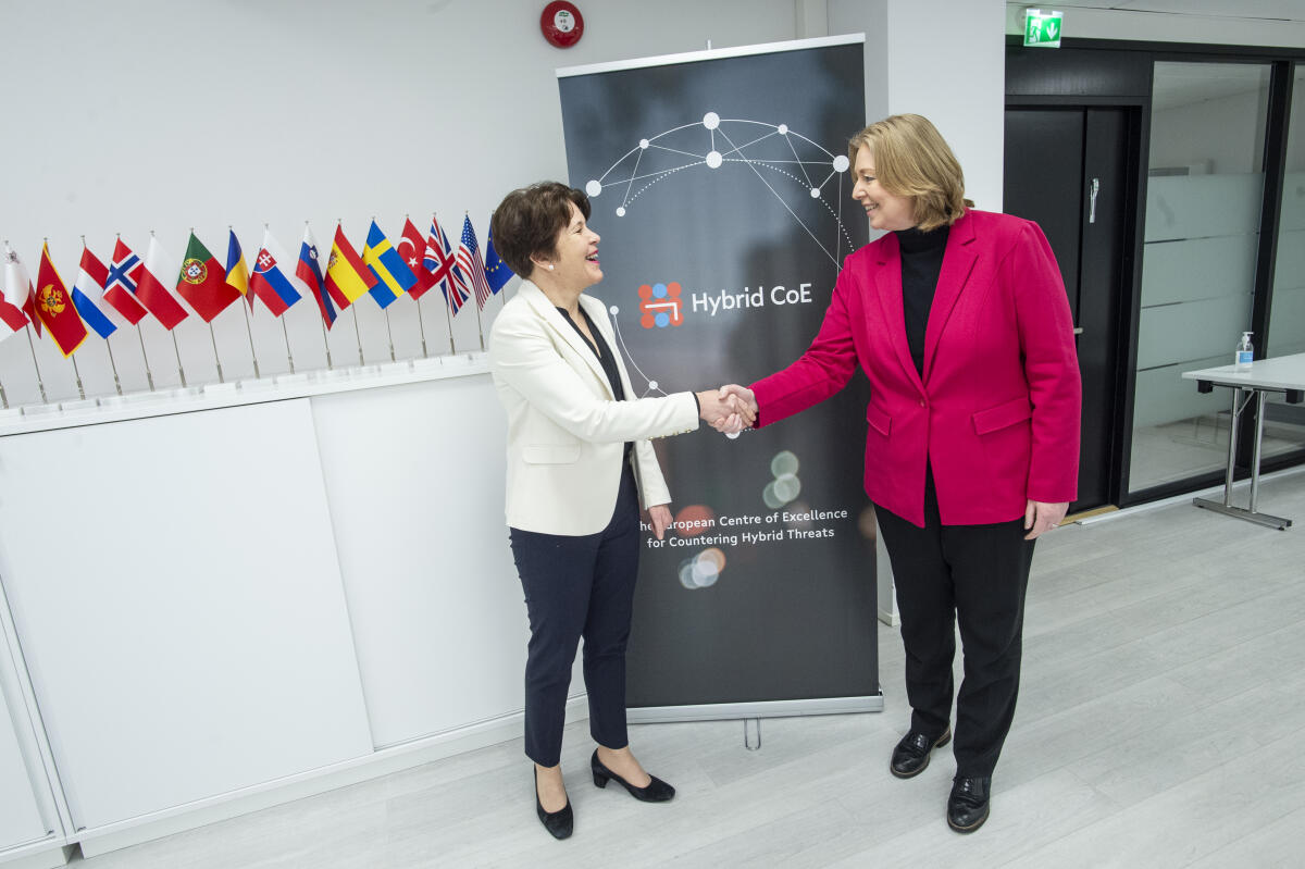Bundestagspräsidentin Bärbel Bas (r), SPD, MdB, besucht Norwegen und Finnland. Hier bei der Begrüßung im Europäischen Exzellenzzentrums für Hybride Bedrohungen durch die Direktorin, Dr. Teija Tiilikainen (l). Bas, Bärbel Bundestagspräsidentin Bärbel Bas (r), SPD, MdB, besucht Norwegen und Finnland. Hier bei der Begrüßung im Europäischen Exzellenzzentrums für Hybride Bedrohungen durch die Direktorin, Dr. Teija Tiilikainen (l).