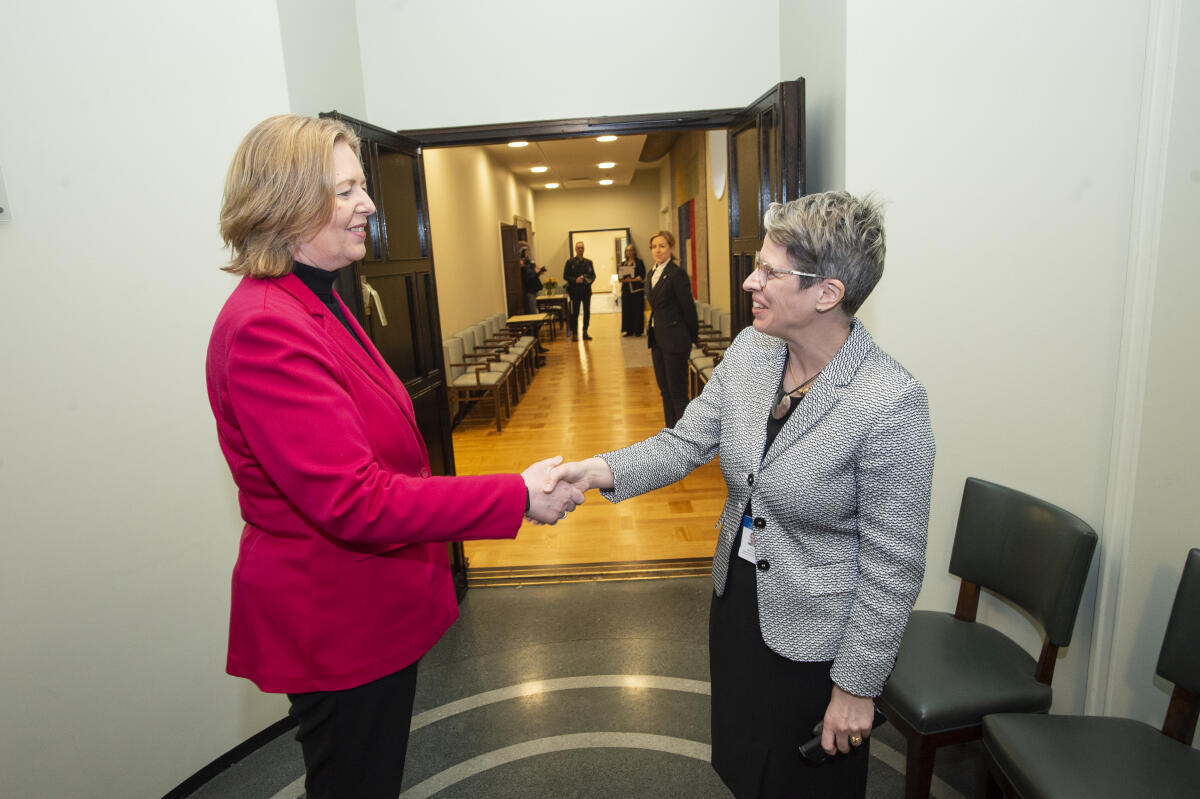 Bundestagspräsidentin Bärbel Bas (l), SPD, MdB, besucht Norwegen und Finnland. Hier bei der Begrüßung inder Eduskunta durch die Direktorin der Abteilung für Internationales, Katariina Kuusinen (r). Bas, Bärbel Bundestagspräsidentin Bärbel Bas (l), SPD, MdB, besucht Norwegen und Finnland. Hier bei der Begrüßung inder Eduskunta durch die Direktorin der Abteilung für Internationales, Katariina Kuusinen (r).