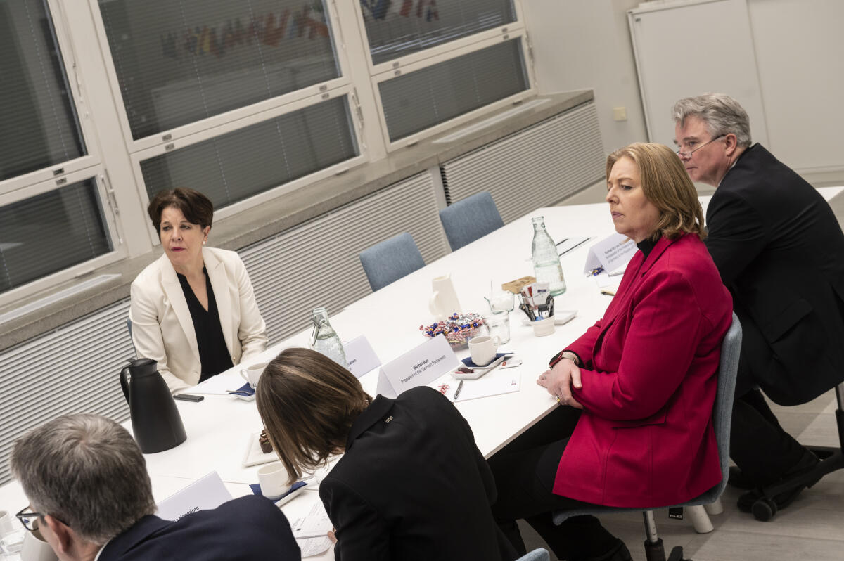 Bundestagspräsidentin Bärbel Bas (2vr), SPD, MdB, besucht Norwegen und Finnland. Hier im Gespräch während des Besuchs des Europäischen Exzellenzzentrums für Hybride Bedrohungen mit Direktorin, Dr. Teija Tiilikainen (l). Bas, Bärbel Bundestagspräsidentin Bärbel Bas (2vr), SPD, MdB, besucht Norwegen und Finnland. Hier im Gespräch während des Besuchs des Europäischen Exzellenzzentrums für Hybride Bedrohungen mit Direktorin, Dr. Teija Tiilikainen (l).