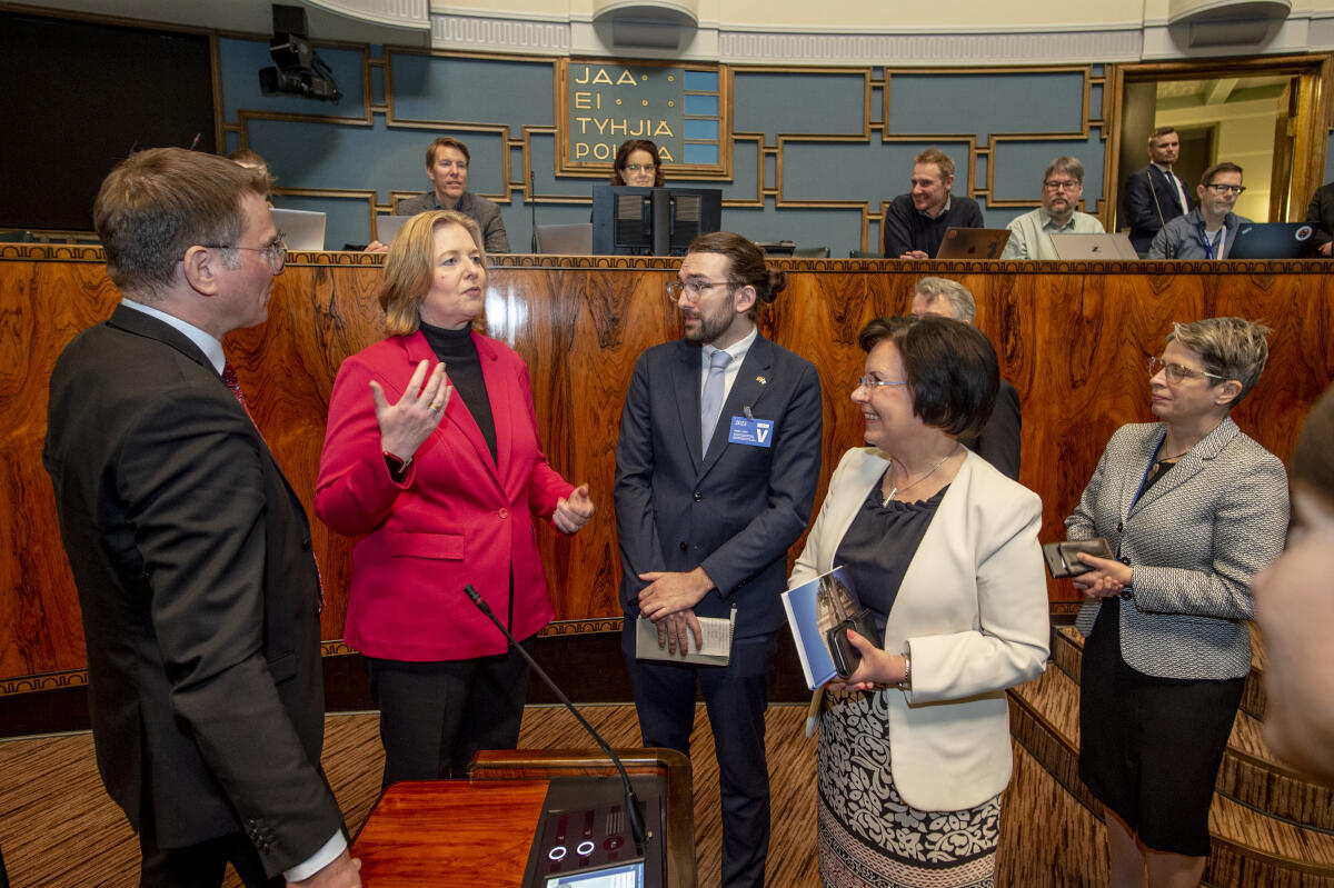 Bundestagspräsidentin Bärbel Bas (2vl), SPD, MdB, besucht Norwegen und Finnland. Hier im Plenarsaal der Eduskunta. Bas, Bärbel Bundestagspräsidentin Bärbel Bas (2vl), SPD, MdB, besucht Norwegen und Finnland. Hier im Plenarsaal der Eduskunta.