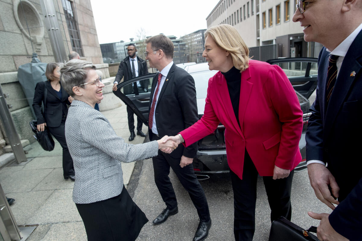 Bundestagspräsidentin Bärbel Bas (2vr), SPD, MdB, besucht Norwegen und Finnland. Hier bei der Begrüßung vor der Eduskunta durch die Direktorin der Abteilung für Internationales, Katariina Kuusinen (l). Bas, Bärbel Bundestagspräsidentin Bärbel Bas (2vr), SPD, MdB, besucht Norwegen und Finnland. Hier bei der Begrüßung vor der Eduskunta durch die Direktorin der Abteilung für Internationales, Katariina Kuusinen (l).