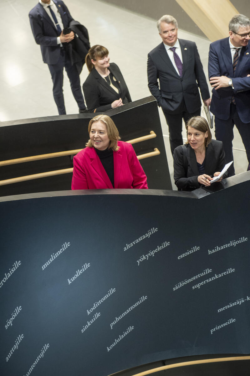 Bundestagspräsidentin Bärbel Bas (l), SPD, MdB, besucht Norwegen und Finnland. Hier bei einer Führung durch die Zentralbibliothek „Oodi" Bas, Bärbel Bundestagspräsidentin Bärbel Bas (l), SPD, MdB, besucht Norwegen und Finnland. Hier bei einer Führung durch die Zentralbibliothek „Oodi"