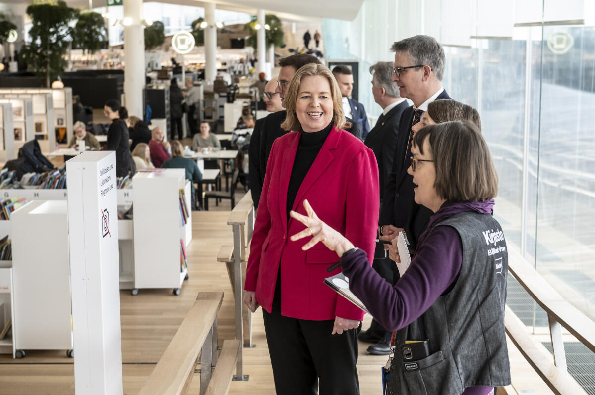Bundestagspräsidentin Bärbel Bas (l), SPD, MdB, besucht Norwegen und Finnland. Hier bei einer Führung durch die Zentralbibliothek „Oodi" durch Direktorin Anna-Maria Soininvaara (r). Bas, Bärbel Bundestagspräsidentin Bärbel Bas (l), SPD, MdB, besucht Norwegen und Finnland. Hier bei einer Führung durch die Zentralbibliothek „Oodi" durch Direktorin Anna-Maria Soininvaara (r).