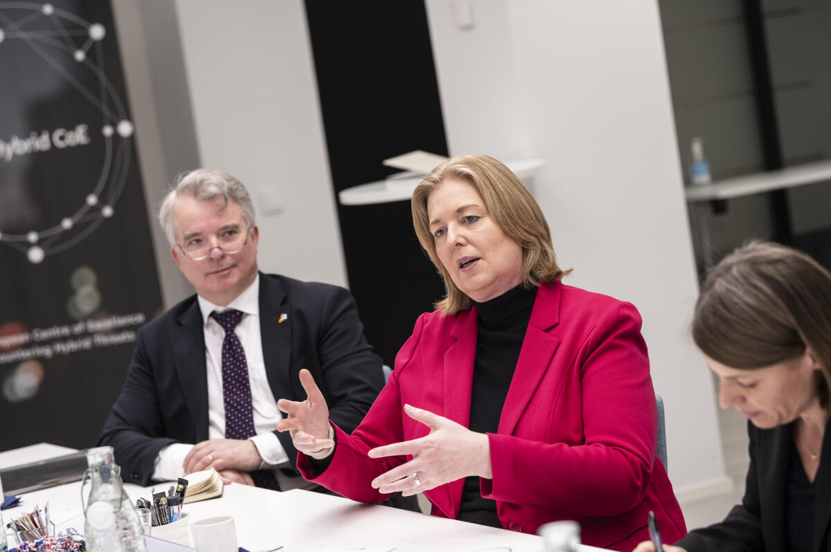 Bas, Bärbel Bundestagspräsidentin Bärbel Bas (m), SPD, MdB, besucht Norwegen und Finnland. Hier im Gespräch während des Besuchs des Europäischen Exzellenzzentrums für Hybride Bedrohungen. Links im Bild Botschafter Konrad Arz von Straussenburg.