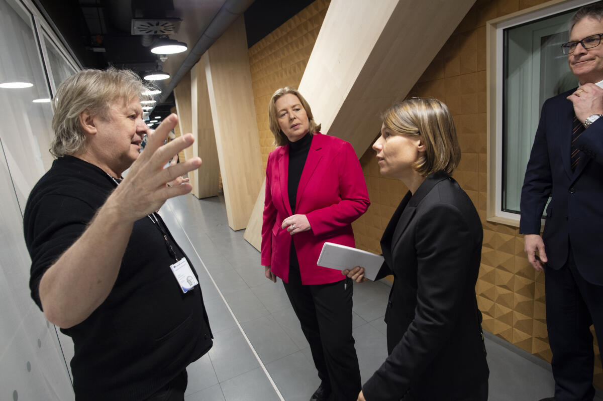 Bundestagspräsidentin Bärbel Bas (2vl), SPD, MdB, besucht Norwegen und Finnland. Hier beim Besuch der Zentralbibliothek „Oodi". Bas, Bärbel Bundestagspräsidentin Bärbel Bas (2vl), SPD, MdB, besucht Norwegen und Finnland. Hier beim Besuch der Zentralbibliothek „Oodi".