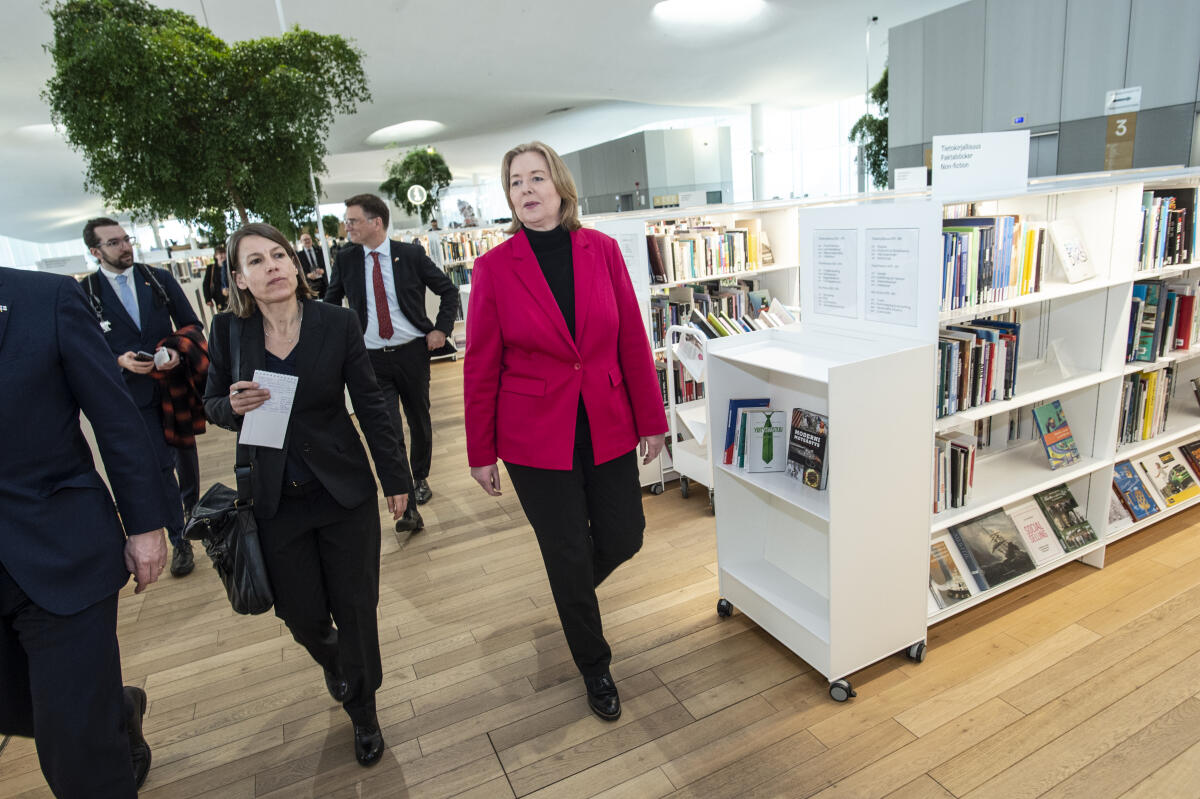 Bundestagspräsidentin Bärbel Bas (r), SPD, MdB, besucht Norwegen und Finnland. Hier beim Besuch der Zentralbibliothek „Oodi". Bas, Bärbel Bundestagspräsidentin Bärbel Bas (r), SPD, MdB, besucht Norwegen und Finnland. Hier beim Besuch der Zentralbibliothek „Oodi".