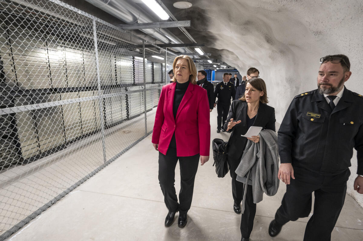 Bundestagspräsidentin Bärbel Bas (l), SPD, MdB, besucht Norwegen und Finnland. Hier beim Besuch der Zivilschutzanlage in Merihaka. Bas, Bärbel Bundestagspräsidentin Bärbel Bas (l), SPD, MdB, besucht Norwegen und Finnland. Hier beim Besuch der Zivilschutzanlage in Merihaka.