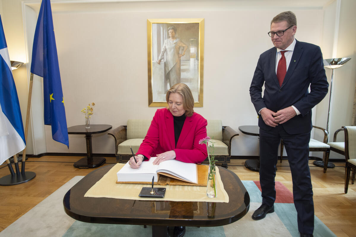 Bundestagspräsidentin Bärbel Bas (l), SPD, MdB, besucht Norwegen und Finnland. Hier beim Gästebucheintrag in der Eduskunta mit dem Präsidenten der Eduskunta, Matti Vanhanen (r). Bas, Bärbel; Vanhanen, Matti Bundestagspräsidentin Bärbel Bas (l), SPD, MdB, besucht Norwegen und Finnland. Hier beim Gästebucheintrag in der Eduskunta mit dem Präsidenten der Eduskunta, Matti Vanhanen (r).