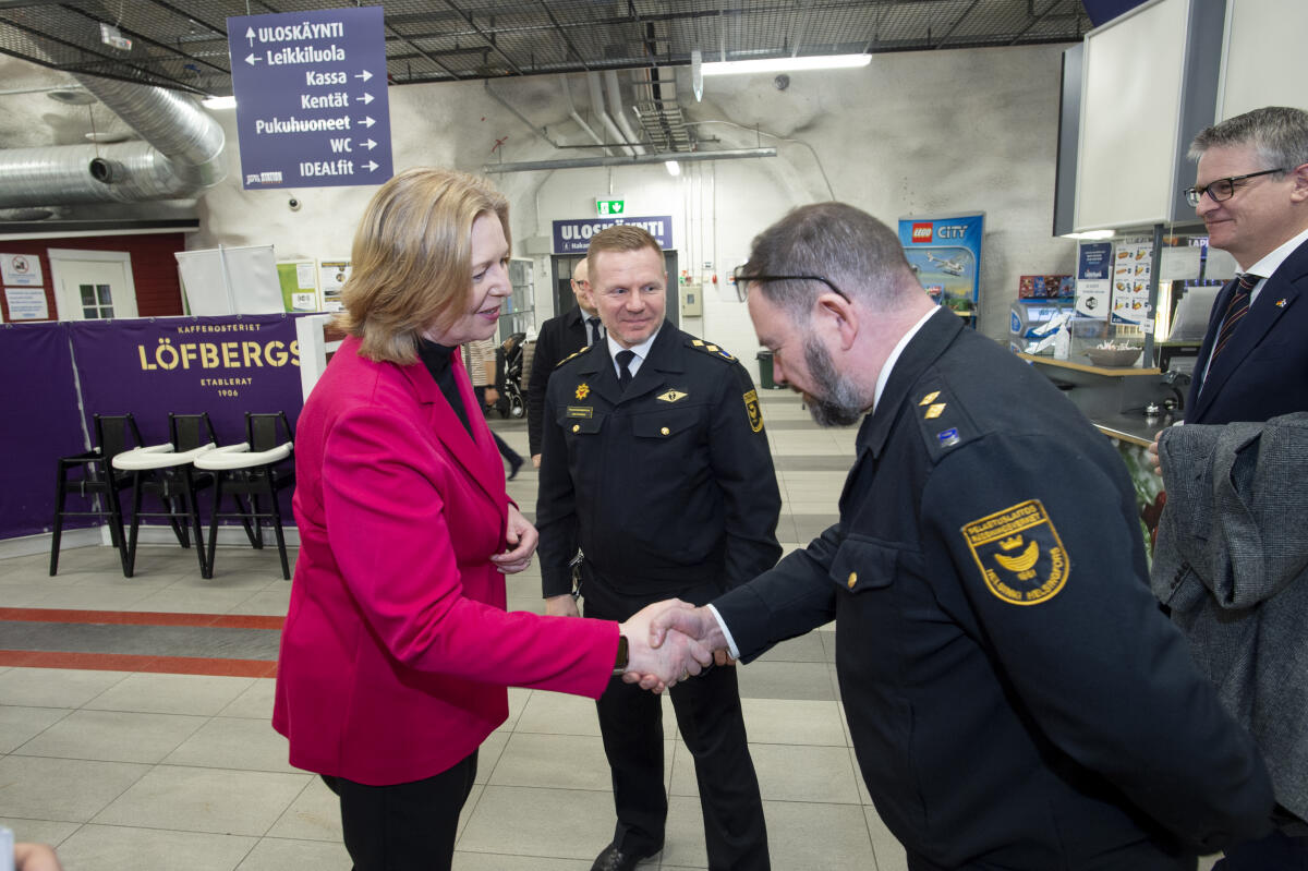 Bundestagspräsidentin Bärbel Bas (l), SPD, MdB, besucht Norwegen und Finnland. Hier beim Besuch der Zivilschutzanlage in Merihaka. Bas, Bärbel Bundestagspräsidentin Bärbel Bas (l), SPD, MdB, besucht Norwegen und Finnland. Hier beim Besuch der Zivilschutzanlage in Merihaka.
