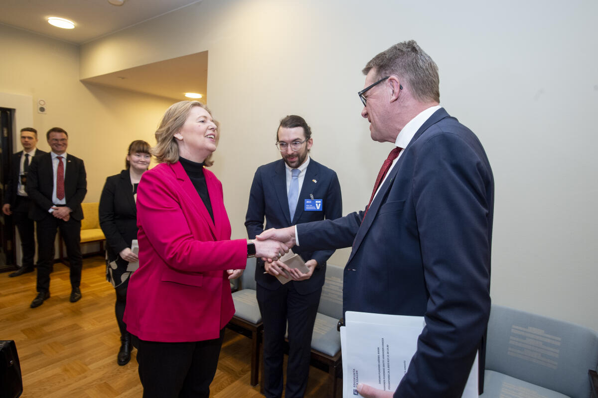 Bundestagspräsidentin Bärbel Bas (3vr), SPD, MdB, besucht Norwegen und Finnland. Hier bei der Begrüßung durch den Präsidenten der Eduskunta, Matti Vanhanen (r). Bas, Bärbel Bundestagspräsidentin Bärbel Bas (3vr), SPD, MdB, besucht Norwegen und Finnland. Hier bei der Begrüßung durch den Präsidenten der Eduskunta, Matti Vanhanen (r).