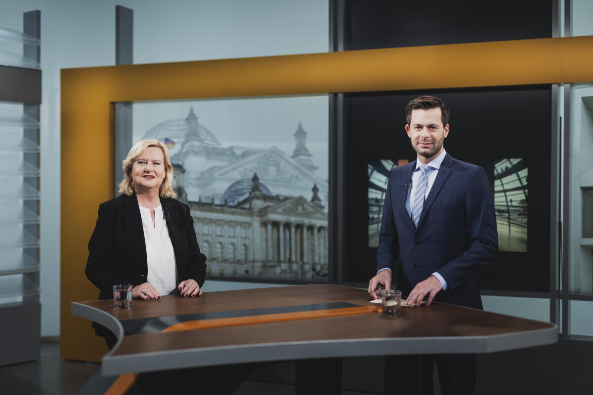 Wehrbeauftragte des Deutschen Bundestages, Dr. Eva Högl, am Dienstag, 14. März 2023, im Interview mit dem Parlamentsfernsehen. Högl übergab am selben Tag ihren Wehrbericht 2022 an Bundestagspräsidentin Bärbel Bas. Högl, Eva; Rohde, David Wehrbeauftragte des Deutschen Bundestages, Dr. Eva Högl, am Dienstag, 14. März 2023, im Interview mit dem Parlamentsfernsehen. Högl übergab am selben Tag ihren Wehrbericht 2022 an Bundestagspräsidentin Bärbel Bas.
