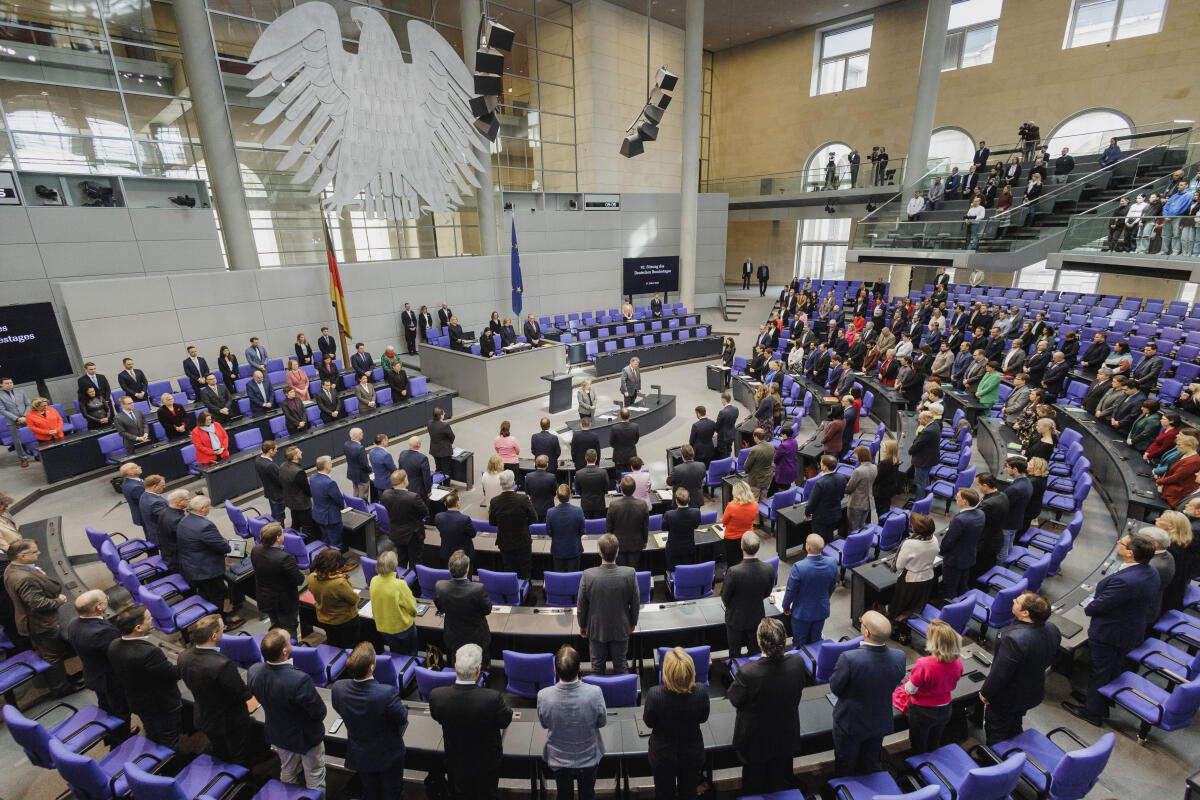Die Abgeordneten des Bundestages haben zu Beginn der Plenarsitzung am Freitag, 17. März 2023, der verstorbenen ehemaligen Parlamentsvizepräsidentin Antje Vollmer gedacht und sich zu einer Schweigeminute erhoben. Die Abgeordneten des Bundestages haben zu Beginn der Plenarsitzung am Freitag, 17. März 2023, der verstorbenen ehemaligen Parlamentsvizepräsidentin Antje Vollmer gedacht und sich zu einer Schweigeminute erhoben.