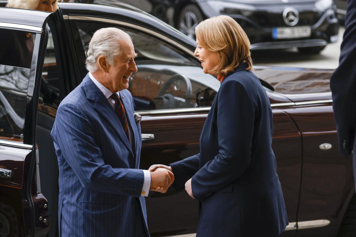 Im Rahmen des Staatsbesuchs von König Charles III. (l) und Königingemahlin Camilla des Vereinigten Königreichs Großbritannien und Nordirland in der Bundesrepublik Deutschland hält König Charles III. im Deutschen Bundestag eine Rede. Hier bei der Begrüßung durch Bundestagspräsidentin Bärbel Bas (r), SPD, MdB. Bas, Bärbel Im Rahmen des Staatsbesuchs von König Charles III. (l) und Königingemahlin Camilla des Vereinigten Königreichs Großbritannien und Nordirland in der Bundesrepublik Deutschland hält König Charles III. im Deutschen Bundestag eine Rede. Hier bei der Begrüßung durch Bundestagspräsidentin Bärbel Bas (r), SPD, MdB.