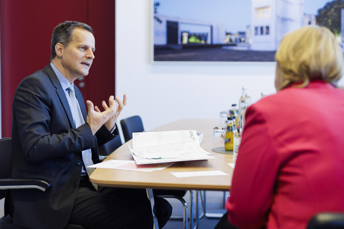 Bundestagspräsidentin Bärbel Bas, SPD, MdB, im Gespräch mit Gerald Wolff (l) von Kumulus e. V.. Bundestagspräsidentin Bärbel Bas, SPD, MdB, im Gespräch mit Gerald Wolff (l) von Kumulus e. V..