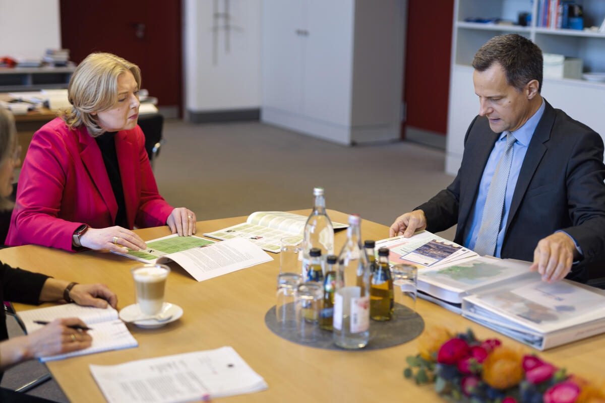 Bundestagspräsidentin Bärbel Bas (l), SPD, MdB, im Gespräch mit Gerald Wolff (r) von Kumulus e. V.. Bas, Bärbel Bundestagspräsidentin Bärbel Bas (l), SPD, MdB, im Gespräch mit Gerald Wolff (r) von Kumulus e. V..