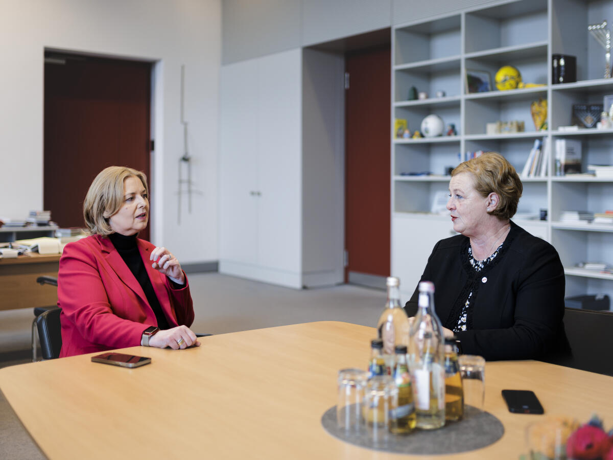 Bundestagspräsidentin Bärbel Bas (l), SPD, MdB, im Gespräch mit Michaela Engelmeier (r), Vorstandsvorsitzende Sozialverband Deutschland e. V.. Bas, Bärbel Bundestagspräsidentin Bärbel Bas (l), SPD, MdB, im Gespräch mit Michaela Engelmeier (r), Vorstandsvorsitzende Sozialverband Deutschland e. V..