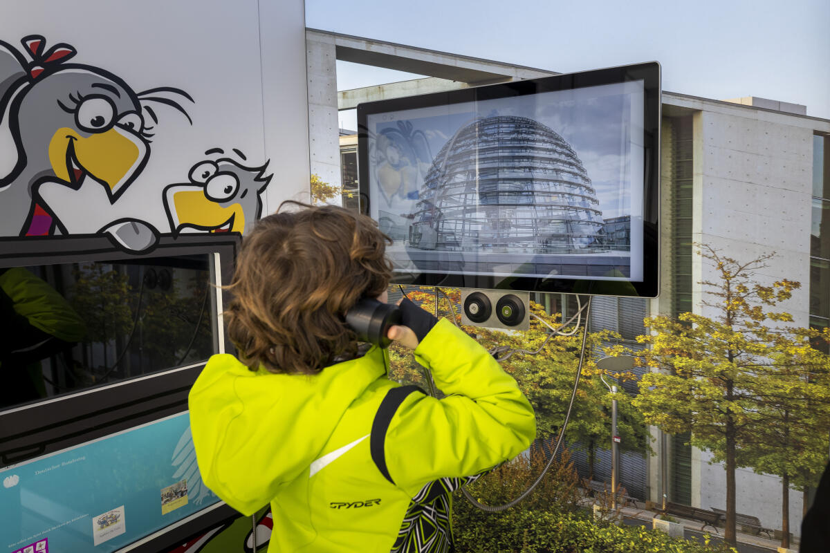 Besucherinnen und Besucher informieren sich an den digitalen Angeboten im Infomobil über die Arbeit des Deutschen Bundestages. Besucherinnen und Besucher informieren sich an den digitalen Angeboten im Infomobil über die Arbeit des Deutschen Bundestages.