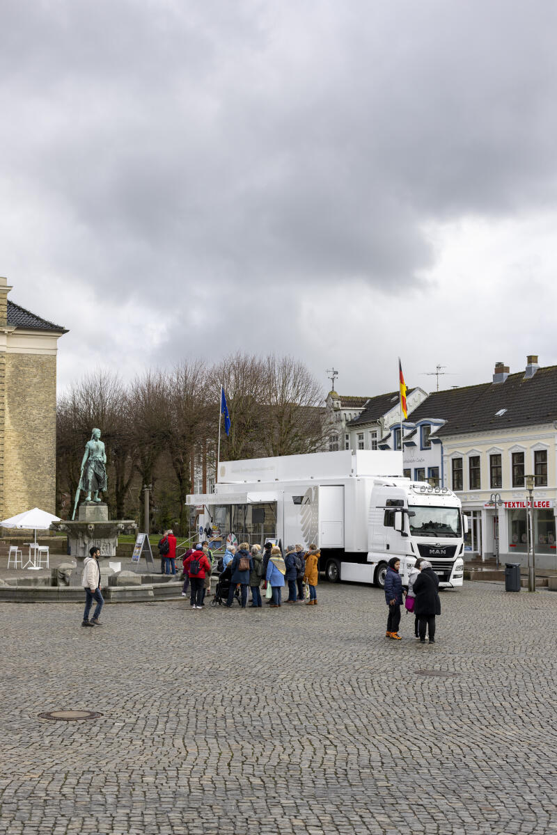 Infomobil des Deutschen Bundestages auf dem Marktplatz in Husum. Infomobil des Deutschen Bundestages auf dem Marktplatz in Husum.