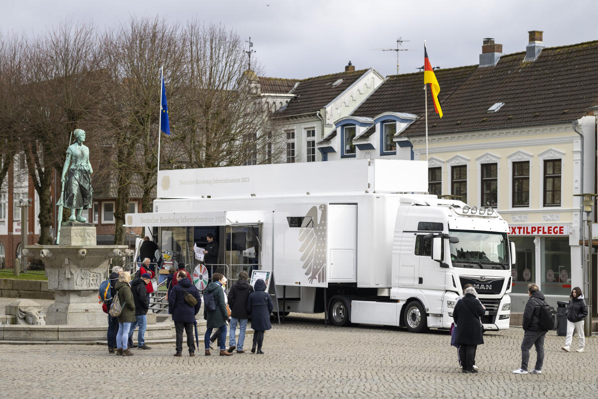 Infomobil des Deutschen Bundestages auf dem Marktplatz in Husum. Infomobil des Deutschen Bundestages auf dem Marktplatz in Husum.