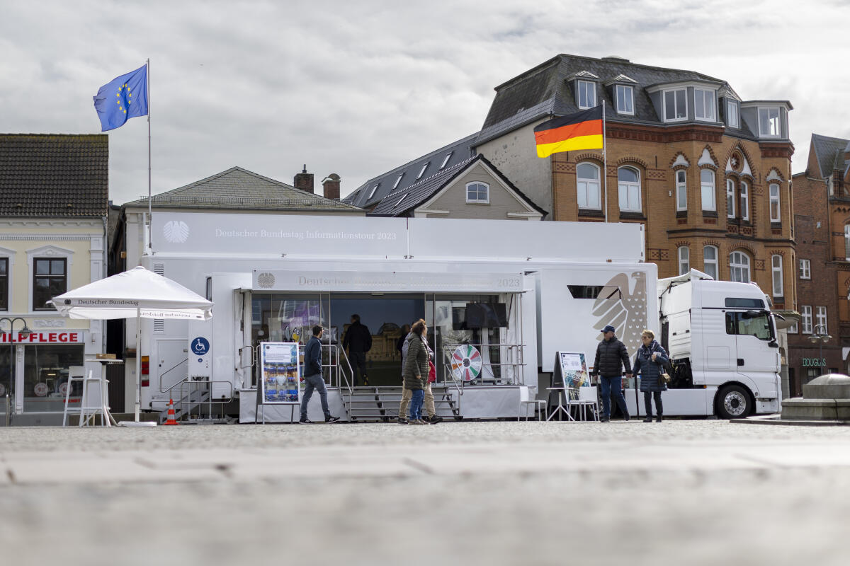 Infomobil des Deutschen Bundestages auf dem Marktplatz in Husum. Infomobil des Deutschen Bundestages auf dem Marktplatz in Husum.