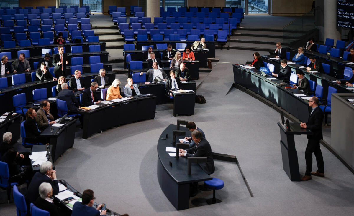 Dr. Janosch Dahmen, Bündnis 90/Die Grünen, MdB, spricht während der 91. Sitzung des Deutschen Bundestages im Plenarsaal im Reichstagsgebäude. Dahmen, Janosch Dr. Janosch Dahmen, Bündnis 90/Die Grünen, MdB, spricht während der 91. Sitzung des Deutschen Bundestages im Plenarsaal im Reichstagsgebäude.