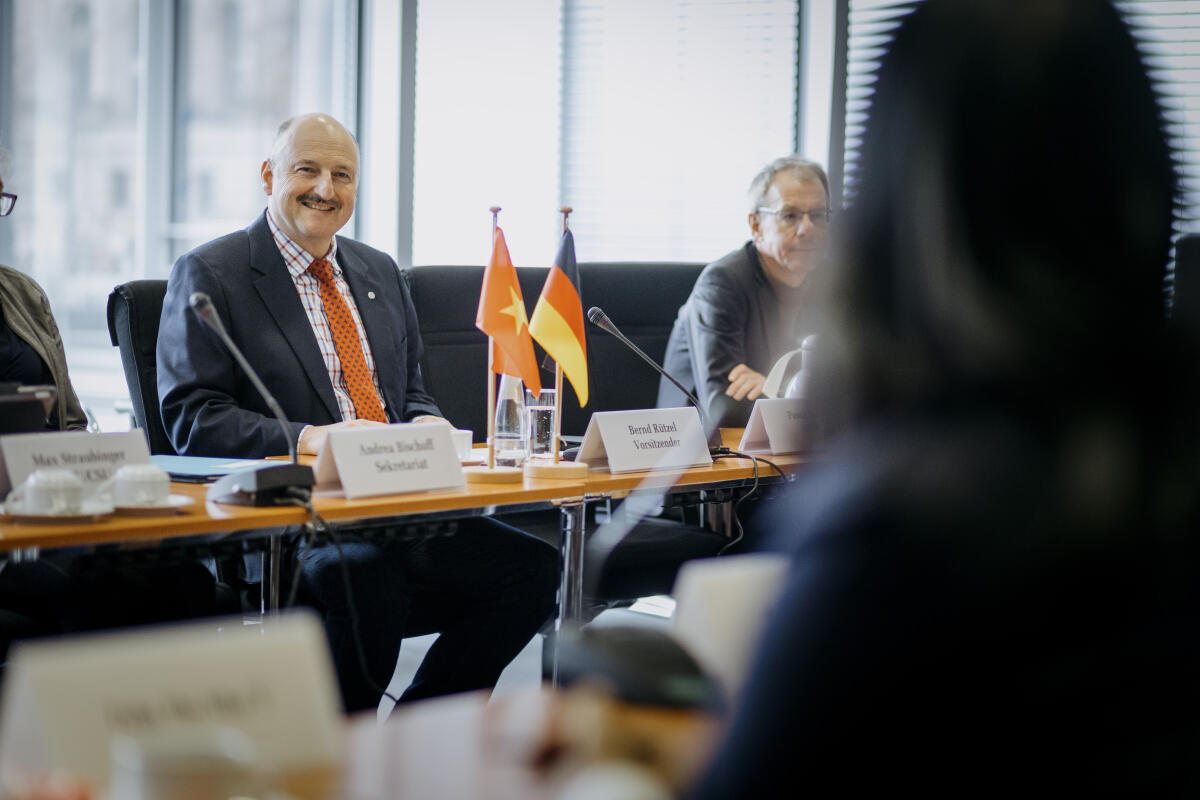 Eine Delegation der vietnamesischen Nationalversammlung unter Leitung von Dang Thuan Phong zu Gast im Ausschuss für Arbeit und Soziales unter Leitung des Vorsitzenden Bernd Rützel (im Bild), SPD, MdB. Rützel, Bernd Eine Delegation der vietnamesischen Nationalversammlung unter Leitung von Dang Thuan Phong zu Gast im Ausschuss für Arbeit und Soziales unter Leitung des Vorsitzenden Bernd Rützel (im Bild), SPD, MdB.