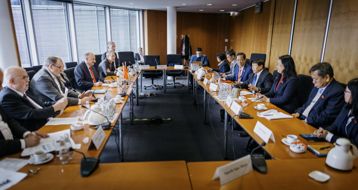 Eine Delegation der vietnamesischen Nationalversammlung unter Leitung von Dang Thuan Phong zu Gast im Ausschuss für Arbeit und Soziales. Blick in den Saal. Eine Delegation der vietnamesischen Nationalversammlung unter Leitung von Dang Thuan Phong zu Gast im Ausschuss für Arbeit und Soziales. Blick in den Saal.