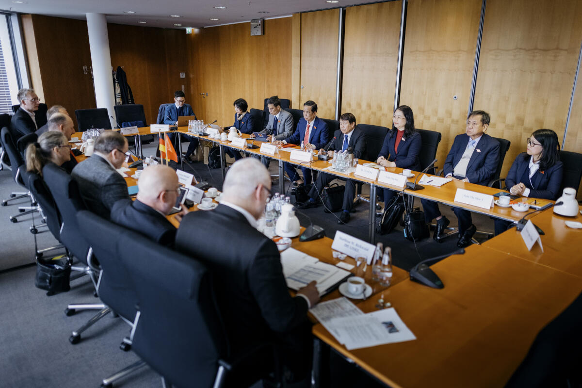 Eine Delegation der vietnamesischen Nationalversammlung unter Leitung von Dang Thuan Phong zu Gast im Ausschuss für Arbeit und Soziales. Blick in den Saal. Eine Delegation der vietnamesischen Nationalversammlung unter Leitung von Dang Thuan Phong zu Gast im Ausschuss für Arbeit und Soziales. Blick in den Saal.
