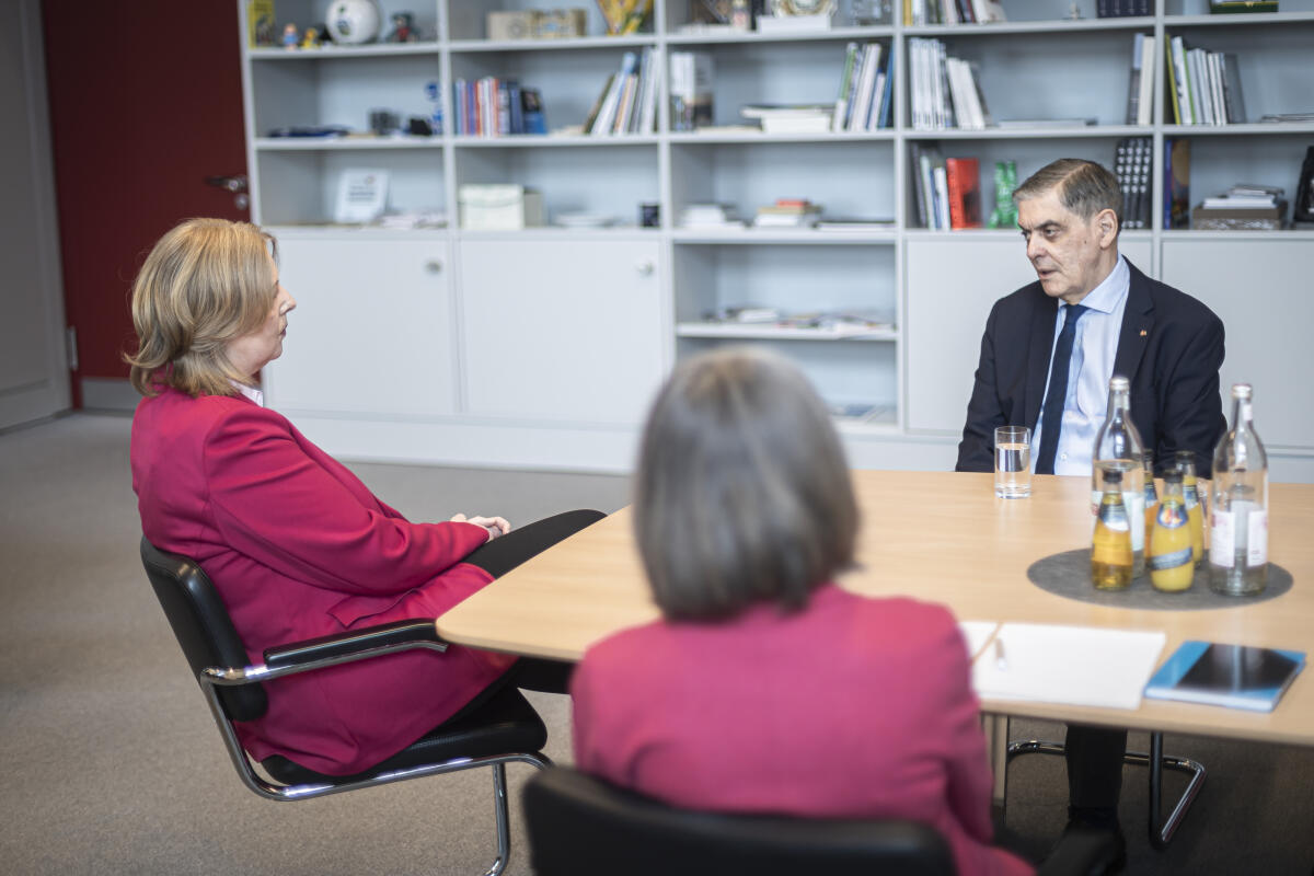 Bundestagspräsidentin Bärbel Bas (l), SPD, MdB, im Gespräch mit dem Vorsitzenden des Zentralrats Deutscher Sinti & Roma, Romani Rose (r). Bundestagspräsidentin Bärbel Bas (l), SPD, MdB, im Gespräch mit dem Vorsitzenden des Zentralrats Deutscher Sinti & Roma, Romani Rose (r).
