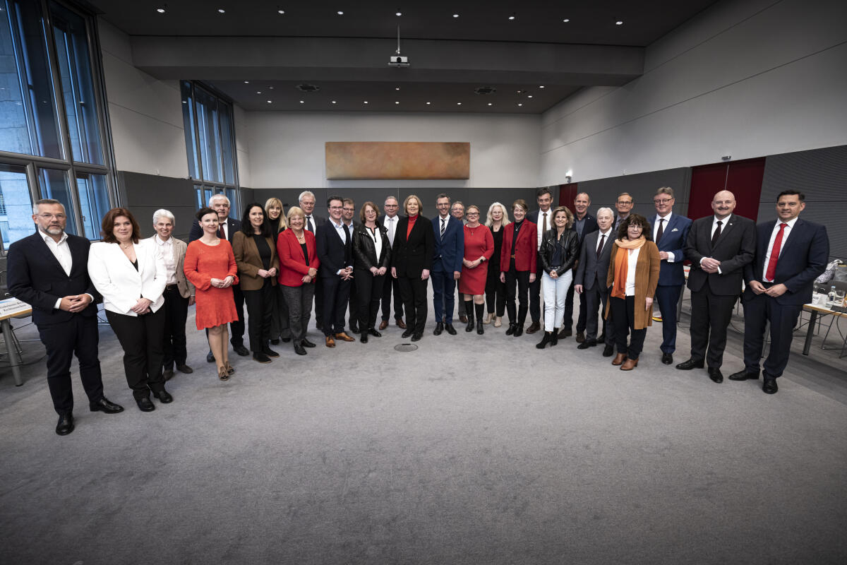 Roth, Michael; Strack-Zimmermann, Marie-Agnes; Schimke, Jana; Färber, Hermann; Winkelmeier-Becker, Elisabeth; Alt, Renata; Hagedorn, Bettina; Rainer, Alois; Ebner, Harald; Stegner, Ralf; Rößner, Tabea; Schiefner, Udo; Bas, Bärbel; Castellucci, Lars; Ernst, Klaus; Budde, Katrin; Kappert-Gonther, Kirsten; Bahr, Ulrike; Hoffmann, Christoph; Ludwig, Daniela; Ullrich, Frank; Töns, Markus; Müller, Michael; Stamm-Fibich, Martina; Grosse-Brömer, Michael; Rützel, Bernd; Fechner, Johannes; Weeser, Sandra Gruppenfoto mit Bundestagspräsidentin Bärbel Bas, SPD, MdB, und den Vorsitzenden und amtierenden Vorsitzenden der Ausschüsse im Deutschen Bundestag.