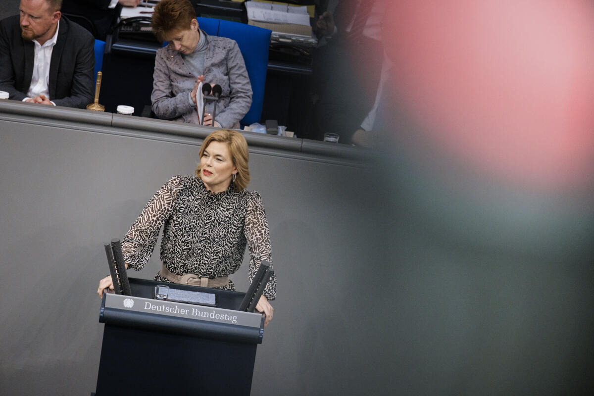Julia Klöckner, CDU, MdB, hält eine Rede zur Aktuelle Stunde „Weiternutzung der Kernkraft“ im Plenum. Klöckner, Julia Julia Klöckner, CDU, MdB, hält eine Rede zur Aktuelle Stunde „Weiternutzung der Kernkraft“ im Plenum.