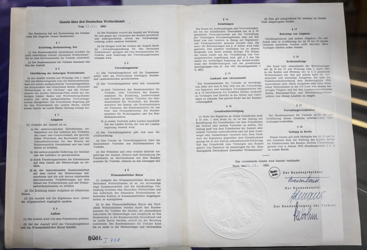  Gesetzestext zum Deutschen Wetterdienst von 1952 in der  Ausstellung "70 Jahre zwischen Natur und Gesellschaft", die anlässlich des 70. Jubiläums des Deutschen Wetterdienstes in der Halle des Paul-Löbe-Hauses eröffnet wurde. 
