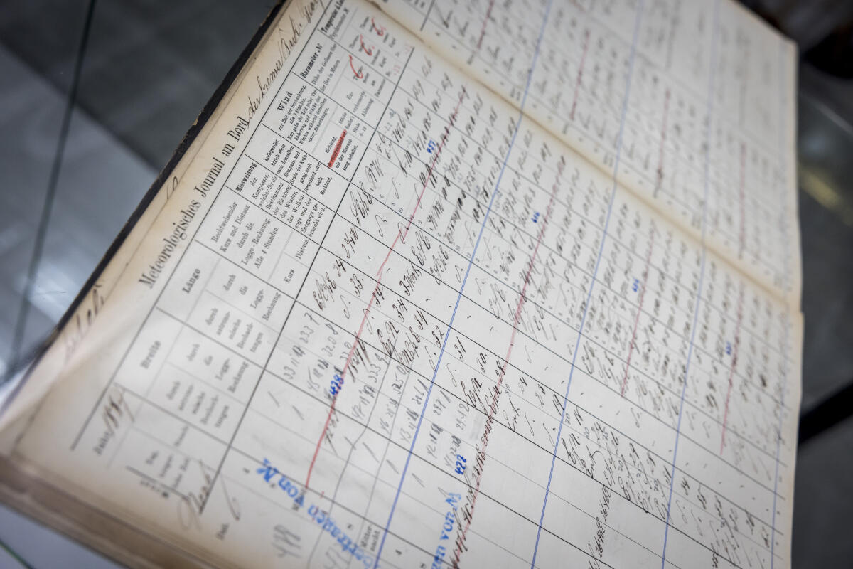  Meteorologisches Journal an Bord als  Ausstellungsstück in der  Ausstellung "70 Jahre zwischen Natur und Gesellschaft", die anlässlich des 70. Jubiläums des Deutschen Wetterdienstes in der Halle des Paul-Löbe-Hauses eröffnet wurde. 