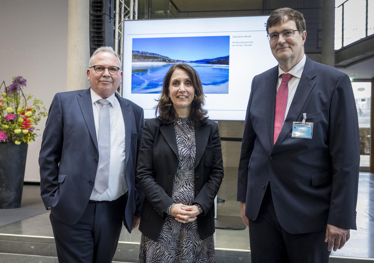 Özoguz, Aydan; Schiefner, Udo; Adrian, Gerhard Eröffnung der Ausstellung "70 Jahre zwischen Natur und Gesellschaft" anlässlich des 70. Jubiläums des Deutschen Wetterdienstes mit Vizepräsidentin des Deutschen Bundestages, Aydan Özoguz, SPD, MdB, (Mitte), Vorsitzender des Verkehrsausschusses, Udo Schiefner, SPD, MdB, (links), und Präsident des DWD, Gerhard Adrian (rechts).