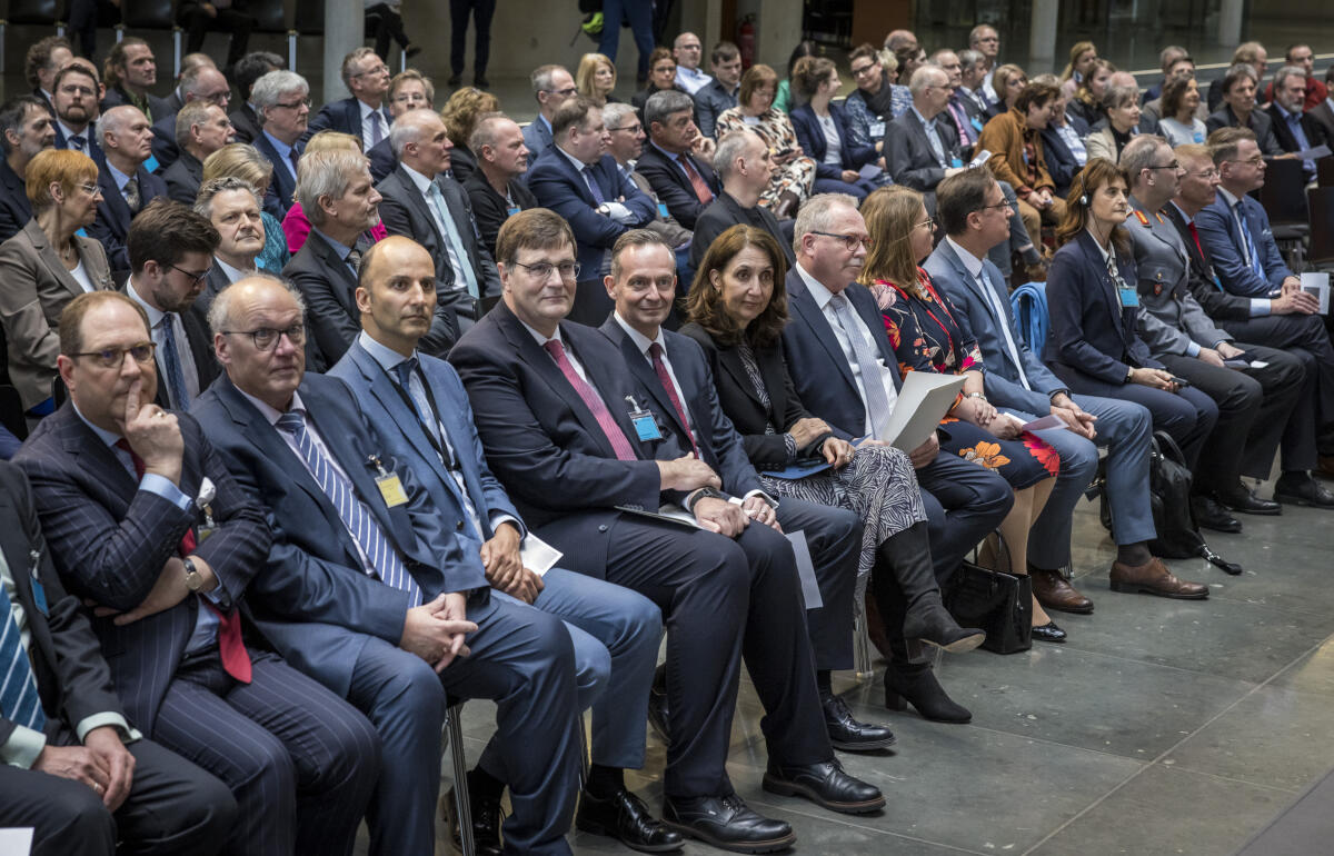 Özoguz, Aydan; Wissing, Volker; Adrian, Gerhard; Schiefner, Udo Publikum bei der Eröffnung der Ausstellung "70 Jahre zwischen Natur und Gesellschaft" anlässlich des 70. Jubiläums des Deutschen Wetterdienstes mit Vizepräsidentin des Deutschen Bundestages, Aydan Özoguz, SPD, MdB, (6.v.l.), Vorsitzender des Verkehrsausschusses, Udo Schiefner, SPD, MdB, (7. v.l.), Bundesminister für Verkehr und Digitales, Dr. Volker Wissing, FDP, MdB, (5. v.l.) und Präsident des DWD, Gerhard Adrian (4.v.l.).