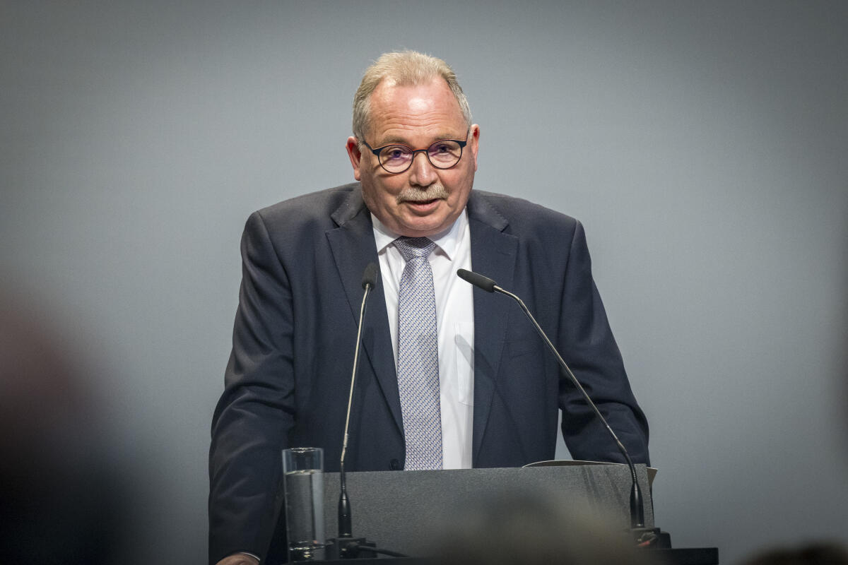 Schiefner, Udo Vorsitzender des Verkehrsausschusses im Deutschen Bundestag, Udo Schiefner, SPD, MdB, spricht während der Eröffnung der Ausstellung "70 Jahre zwischen Natur und Gesellschaft" anlässlich des 70. Jubiläums des Deutschen Wetterdienstes.